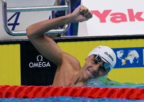 David Popovici donează casca și ochelarii cu care a devenit campion mondial, pentru a ajuta o fostă sportivă