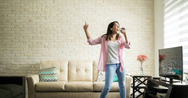 4 activități distractive pe care le poți face de una singură acasă