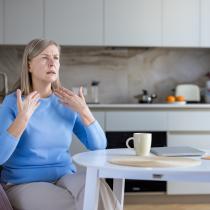 Bufeurile nocturne la menopauză: cum pot afecta somnul și calitatea vieții