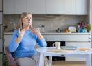 Bufeurile nocturne la menopauză: cum pot afecta somnul și calitatea vieții 