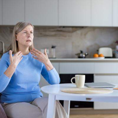 Bufeurile nocturne la menopauză: cum pot afecta somnul și calitatea vieții 
