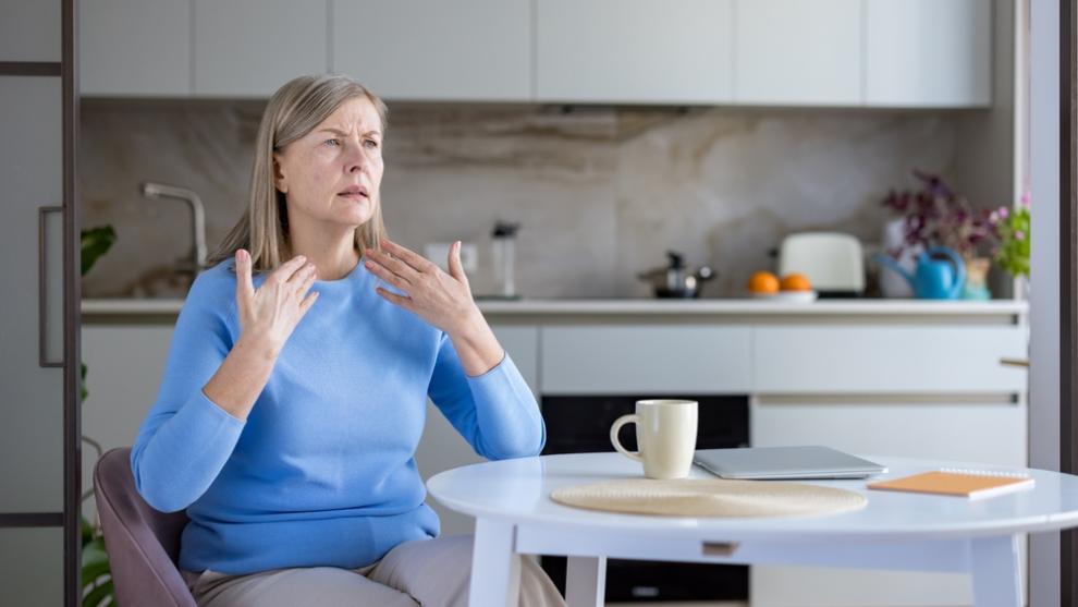 Bufeurile nocturne la menopauză: cum pot afecta somnul și calitatea vieții 