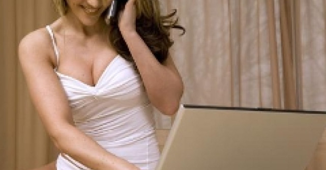 Eu aici, tu acolo... In pat cu internetul