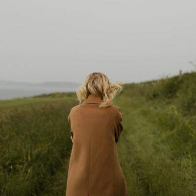 L-am așteptat. Nu a venit. O poveste universală despre absențele care dor mai mult decât despărțirile