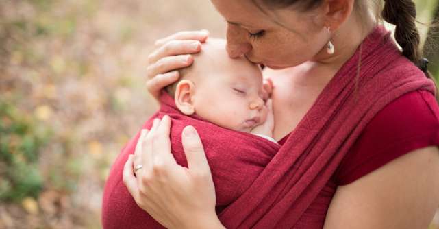 Sisteme de purtare pentru bebeluși: de câte feluri sunt și cum le alegem