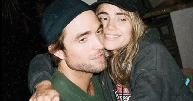 Suki Waterhouse și Robert Pattinson au anunțat cu umor sosirea primului lor copil, la Festivalul Corona Capital din Mexico City