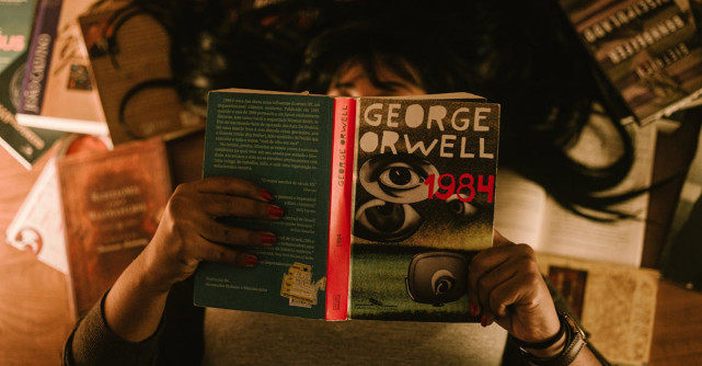 Cât de aproape de realitate este lumea imaginată de Orwell în romanul distopic 1984?