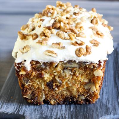 Prajitura gustoasa de morcovi, cu glazura de mascarpone si lamaie verde