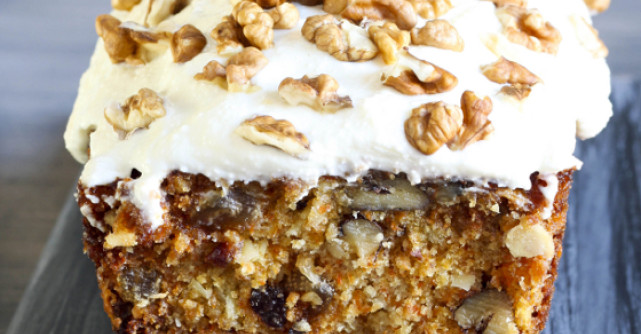 Prajitura gustoasa de morcovi, cu glazura de mascarpone si lamaie verde