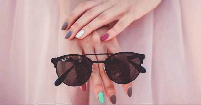 Manichiura cu mai multe culori de ojă încă se poartă