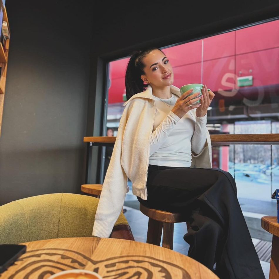 Larisa Iordache s-a logodit în noaptea dintre ani: Pagina 1 din 366 a început cu un sincer DA...