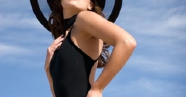 Foto: La 62 de ani, pozeaza in costum de baie