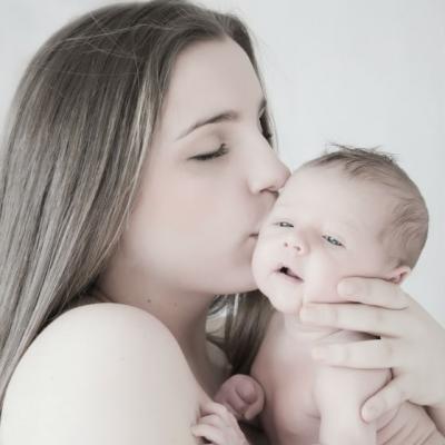 Esti prea tanara pentru a avea un copil. Oare chiar asa sa fie?