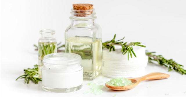 5 cosmetice naturale irezistibile pe care sa ni le aduca Black Friday