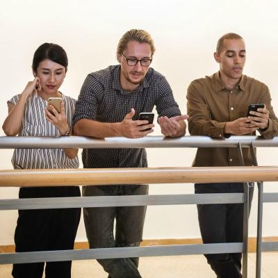 Cum să îți aduci prietenii din online în offline. Scurt ghid de „împrietenire” pentru viața reală