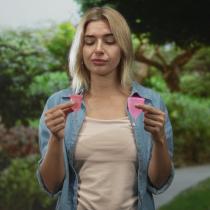 Cum să folosești corect o cupă menstruală? 10 recomandări pentru inserare, îndepărtare și igienizare