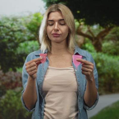 Cum să folosești corect o cupă menstruală? 10 recomandări pentru inserare, îndepărtare și igienizare