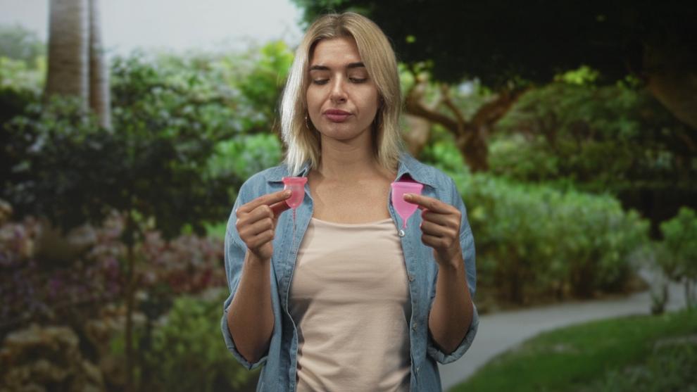 Cum să folosești corect o cupă menstruală? 10 recomandări pentru inserare, îndepărtare și igienizare