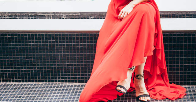 Fusta lungă din satin în 5 outfituri spectaculoase: combinații elegante pentru zi, birou și ieșiri de seară