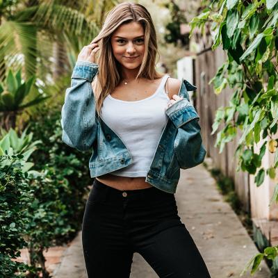 Jachete scurte până în talie: cui i se potrivesc și cine să le ocolească