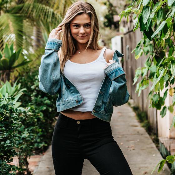 Jachete scurte până în talie: cui i se potrivesc și cine să le ocolească