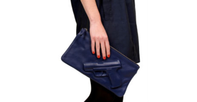 Gentile cu pistol incorporat