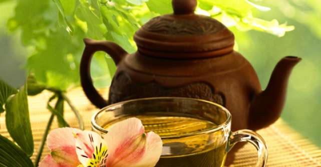  Ceaiul verde: 5 beneficii in frumusete