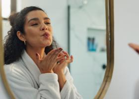 Exfoliere inteligentă cu acizi: secretul unui ten luminos, fără iritații