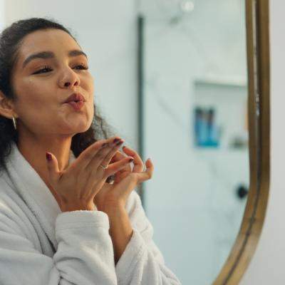 Exfoliere inteligentă cu acizi: secretul unui ten luminos, fără iritații
