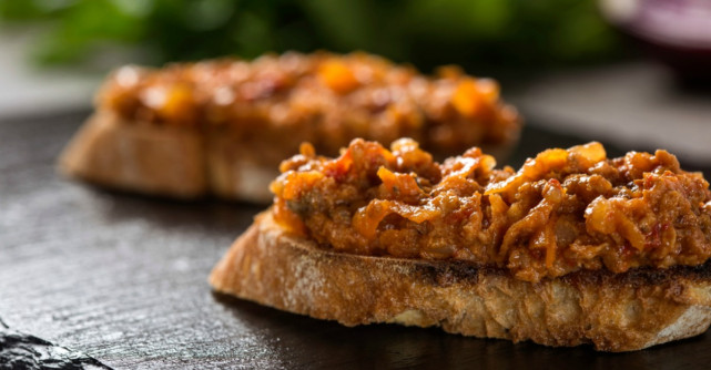 Reteta rapida de zacusca. Nu trebuie sa coci vinetele si ardei