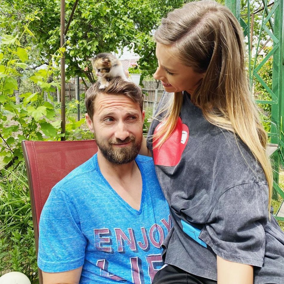 Fotografie de colecție cu Dani Oțil, alături de mama și fratele său. Mesajul emoționant al prezentatorului tv