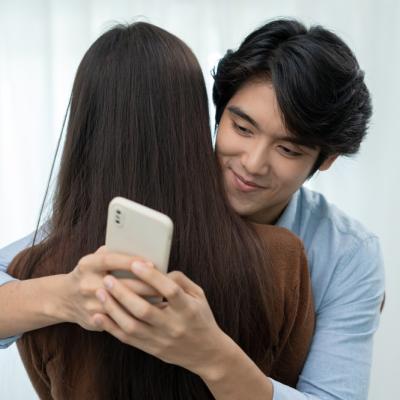 Dragă Alma, mie soțul nu îmi mai face complimente, dar l-am prins când își trimite mesaje și complimente cu altă femeie. 