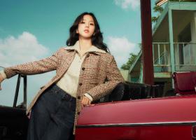 TOMMY HILFIGER ADUCE STILUL PREP PE PISTA DE CURSE ÎN CAMPANIA DE TOAMNĂ 2025, CU JISOO ÎN ROLUL PRINCIPAL