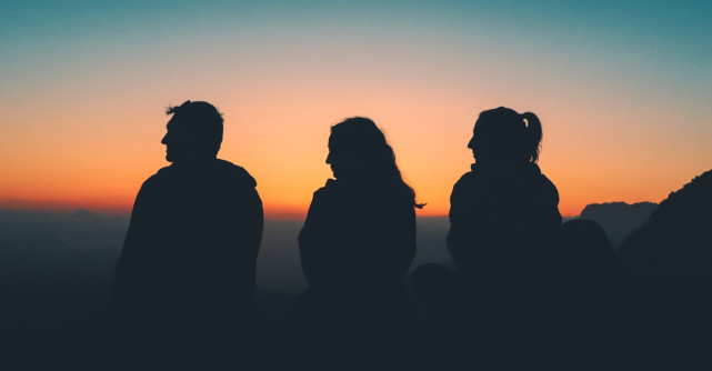 Triangularea, tactica de manipulare periculoasa: S-ar putea sa o experimentezi fara sa iti dai seama!