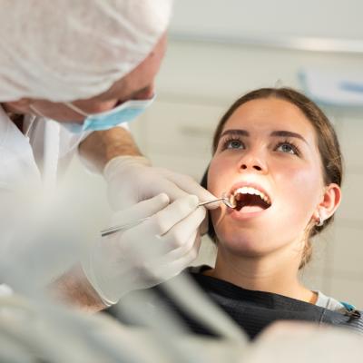 Toate femeile trebuie să știe acest lucru! Osteoporoza poate duce la afecțiuni stomatologice și chiar la pierderea dinților! 
