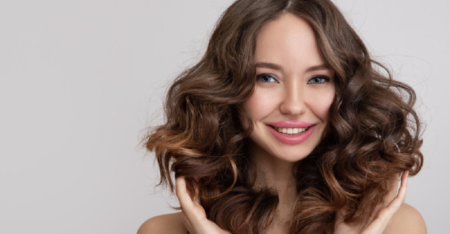 Cel mai simplu truc pentru a oferi volum parului (in cateva secunde)