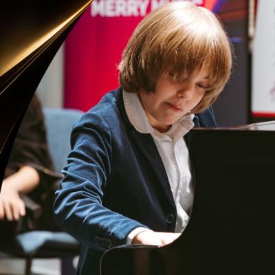 Cine e David Dumitrescu, pianistul de doar 12 ani care l-a amuțit cu talentul său pe Florin Piersic