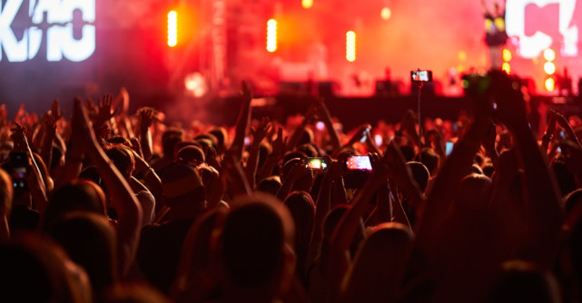 CEO-ul Astronomer, surprins în ipostaze controversate la un concert Coldplay