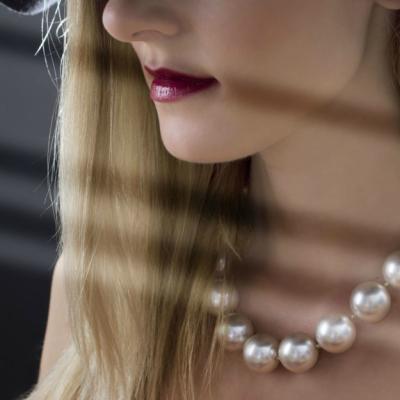 Cum purtăm perlele în ținute casual anul acesta