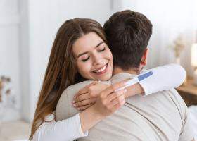 Ești fericită că ai rămas însărcinată, însă nu știi ce să faci mai departe? Iată care sunt primii pași ai sarcinii
