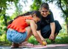 Cum poți deveni voluntar în cea mai mare organizație care sprijină copiii care cresc fără familie
