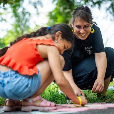 Cum poți deveni voluntar în cea mai mare organizație care sprijină copiii care cresc fără familie
