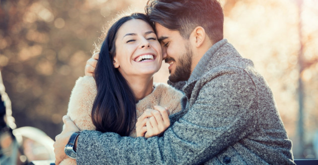 7 gesturi simple prin care un barbat iti arata ca te iubeste