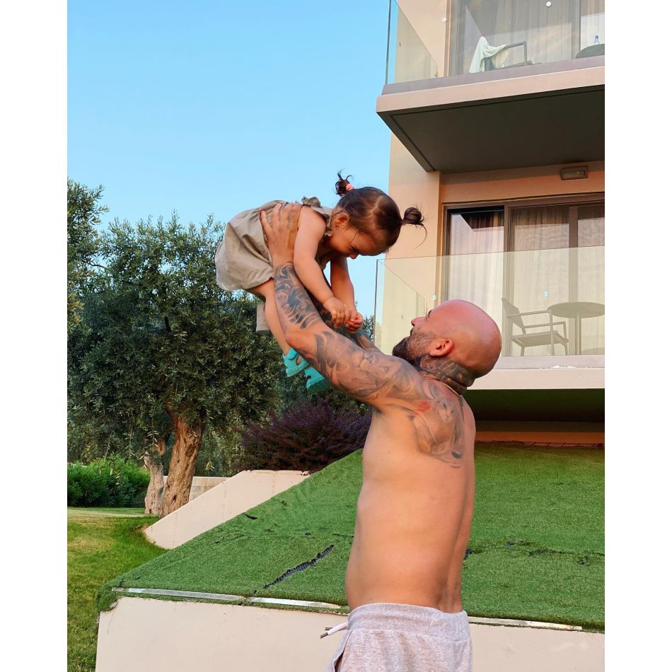 Matteo a tras sperietura vieții sale după ce un copac a căzut peste banca unde se juca fiica sa