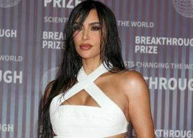 Incident neașteptat la Met Gala 2025: Kim Kardashian, furioasă după ce bodyguardul i-a călcat pe rochie