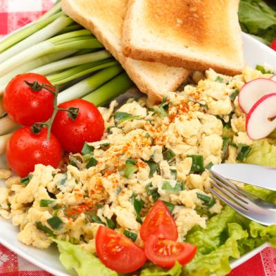 Mic dejun specific slovac: Omleta cu urda, dovlecei si mazare