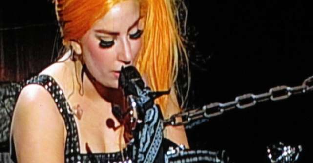 Video: Nu e un show de striptease! Cum a cantat Gaga in fata a milioane de oameni?