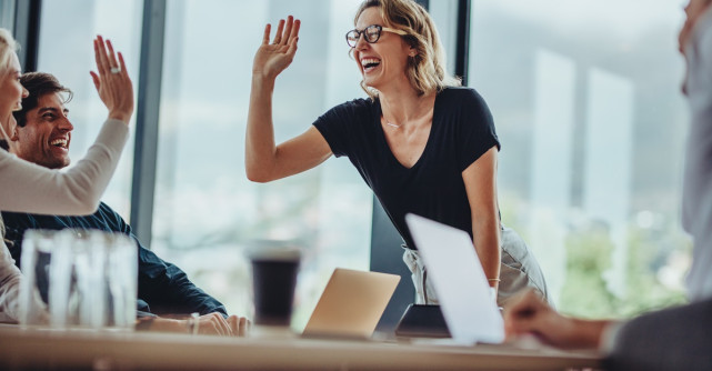 Avantajele tranziției de la work from home la sistem hibrid