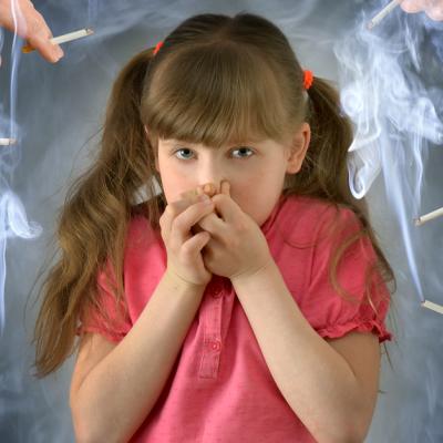 Fumul de țigară: cum sunt afectați copiii de fumatul pasiv?