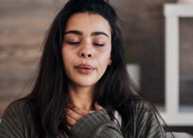 Regula 3-3-3 pentru calmarea anxietății: tehnica de grounding mental care te ajută să ieși din spirala gândurilor anxioase 